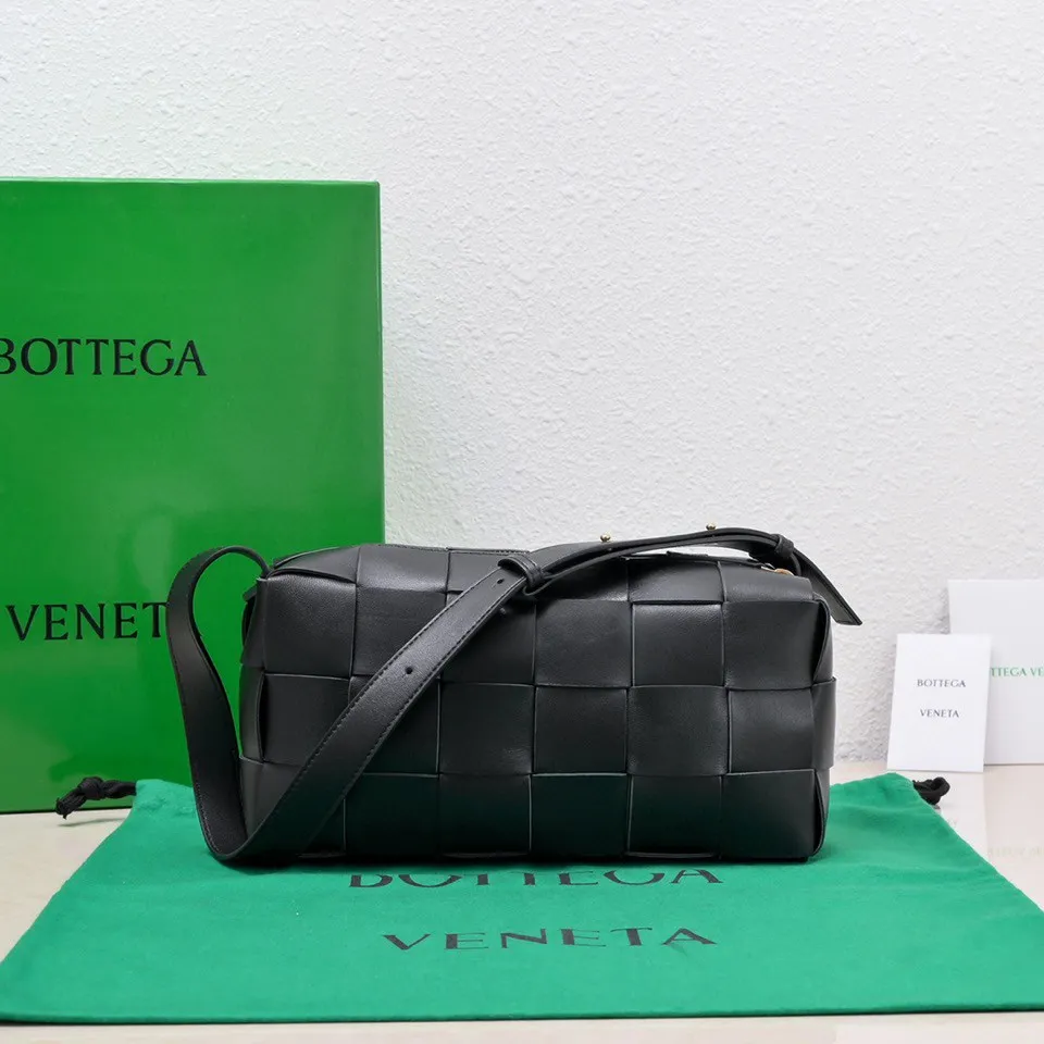 #B家 New model is coming! BRICK CASSETTE armpit bag, the traditional woven logo is instantly recognizable✅ Large grid weaving has always been fashionable, armpit bags are even more fashionable and foreign-style. Elegant big brick🧱 Sheepskin material is light and comfortable, has a huge sense of capacity and space, has a dark layer inside, practical inside, fashionable appearance design, durability and temperament coexist. Elegant big brick, come and plant the same underarm bag from star Zhou Yutong! Size: 24x14x10, model number; 9360#